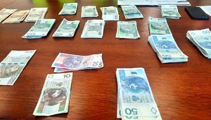Pieniądze o różnych nominałach ułożone na stole