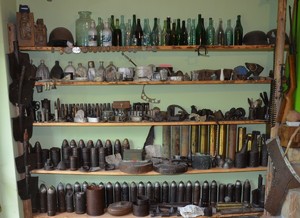na zdjęciu kolekcja amunicji na regale
