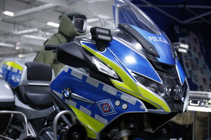 Oznakowany motocykl policji.