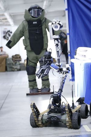 Robot pirotechniczny policji oraz strój jaki używają kontrterroryści przy pracy z materiałami wybuchowymi.