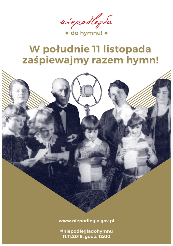 plakat akcji „Niepodległa do Hymnu” grupa dorosłych i dzieci stoi przed mikrofonem trzymając w dłoniach tekst hymnu