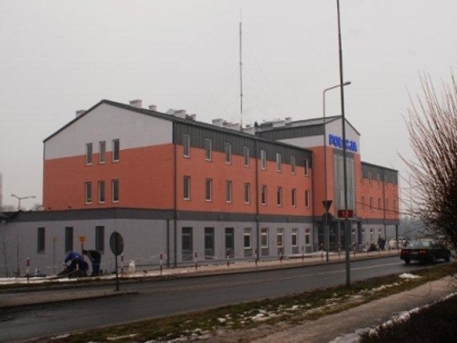 Budynek komendy policji w Żaganiu Budynek komendy policji w Żaganiu, przyszła nowosolska komenda jest oparta na bliźniaczym projekcie, jednak z udoskonaleniami.