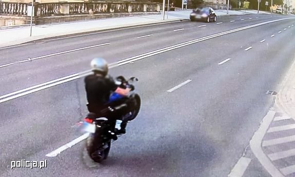 Najpierw jechał motocyklem na jednym kole, później przekroczył prędkość o 66 km/h - stracił prawo jazdy