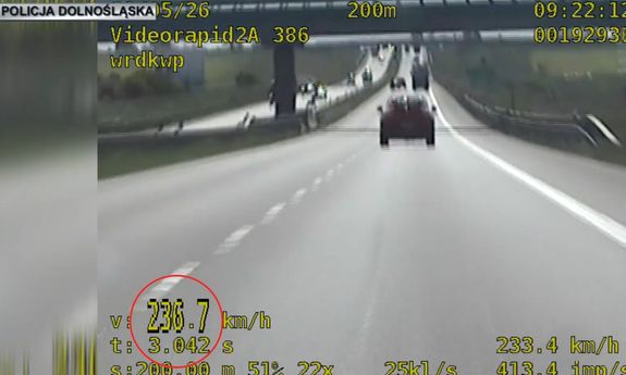Jechał 236 km/h przy ograniczeniu do 120 km/h - tę brawurową jazdę przerwali policjanci z dolnośląskiej drogówki