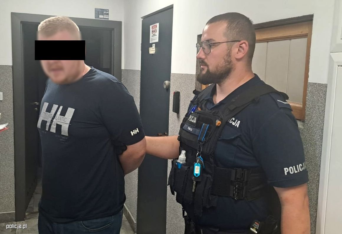 Zatrzymany 28-latek, który przedmiotem przypominającym broń groził przechodniom