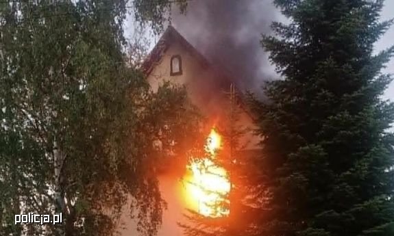 Bez chwili wahania ruszyli w ogień – bohaterska akcja myślenickich policjantów uratowała ludzkie życie