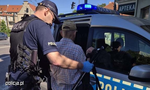 Zdezorientowany 84-latek stał na środku Alei Niepodległości. Dzięki szybkiej reakcji policjantów bezpiecznie wrócił pod opiekę rodziny