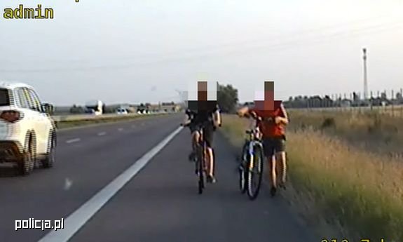 Rowerami pod prąd na drodze ekspresowej. Policjanci z Garwolina w porę przerwali ryzykowną wyprawę 8 i 9-latka