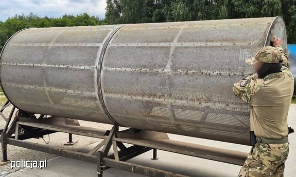 CBŚP uderza w grupę produkującą nielegalny tytoń. Zabezpieczono linię produkcyjną i 3 tony wyrobów tytoniowych
