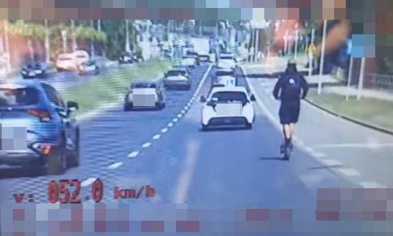 16-latek na hulajnodze na al. Piłsudskiego jechał z prędkością 52 km/h