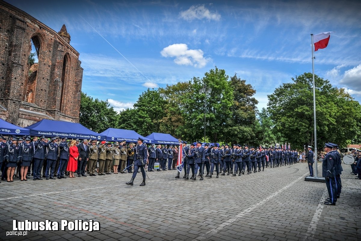 „Niech naszą największą dumą i punktem odniesienia zawsze będzie człowiek, któremu przyszło nam służyć” – lubuskie obchody Święta Policji