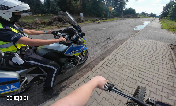 Nieletni uciekał przed policyjną kontrolą. Nagrywał swoją brawurową jazdę kamerą sportową
