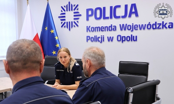 Spotkanie Komendanta Wojewódzkiego Policji w Opolu z dyżurnym, który uratował życie 13-latka