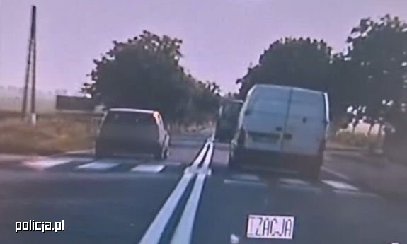 Skrajna nieodpowiedzialność na drodze - 25 punktów karnych i dwa mandaty na kwotę 2500 złotych dla kierującej osobowym Nissanem