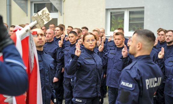 „Nawet z narażeniem życia” - 74 policjantów ślubowało na sztandar