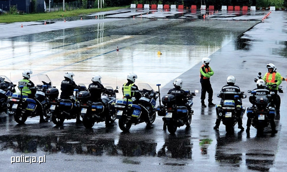 Szkolenie doskonalenia techniki jazdy motocyklem służbowym z udziałem śląskich policjantów