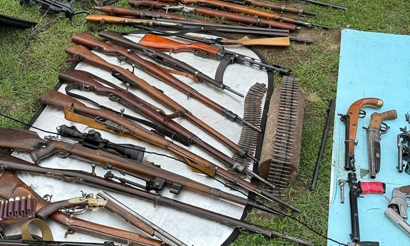 Łódzcy policjanci zlikwidowali plantację konopi i zabezpieczyli blisko 70 jednostek broni oraz amunicję