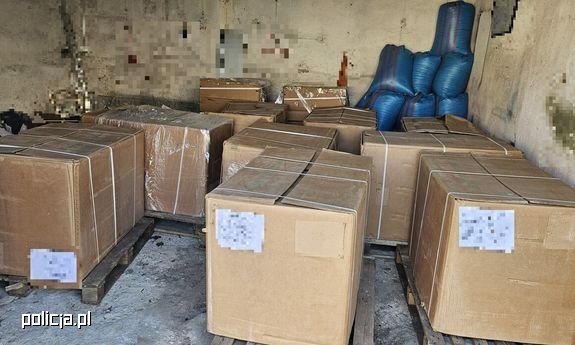 1,5 tony krajanki tytoniowej i tysiące paczek nielegalnych papierosów zabezpieczone przez policjantów