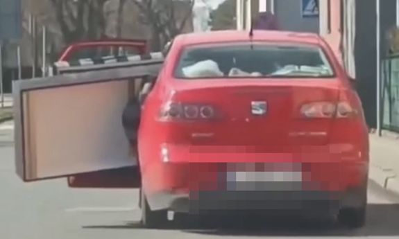 Kiedy bagażnik to za mało. Nietypowy transport zakończył się mandatem