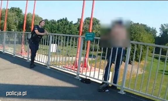 Policjanci uratowali 42-latka stojącego na krawędzi mostu