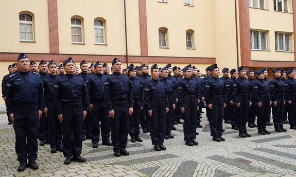 Nowi policjanci w garnizonie zachodniopomorskim – uroczyste ślubowanie złożyło 84 funkcjonariuszy