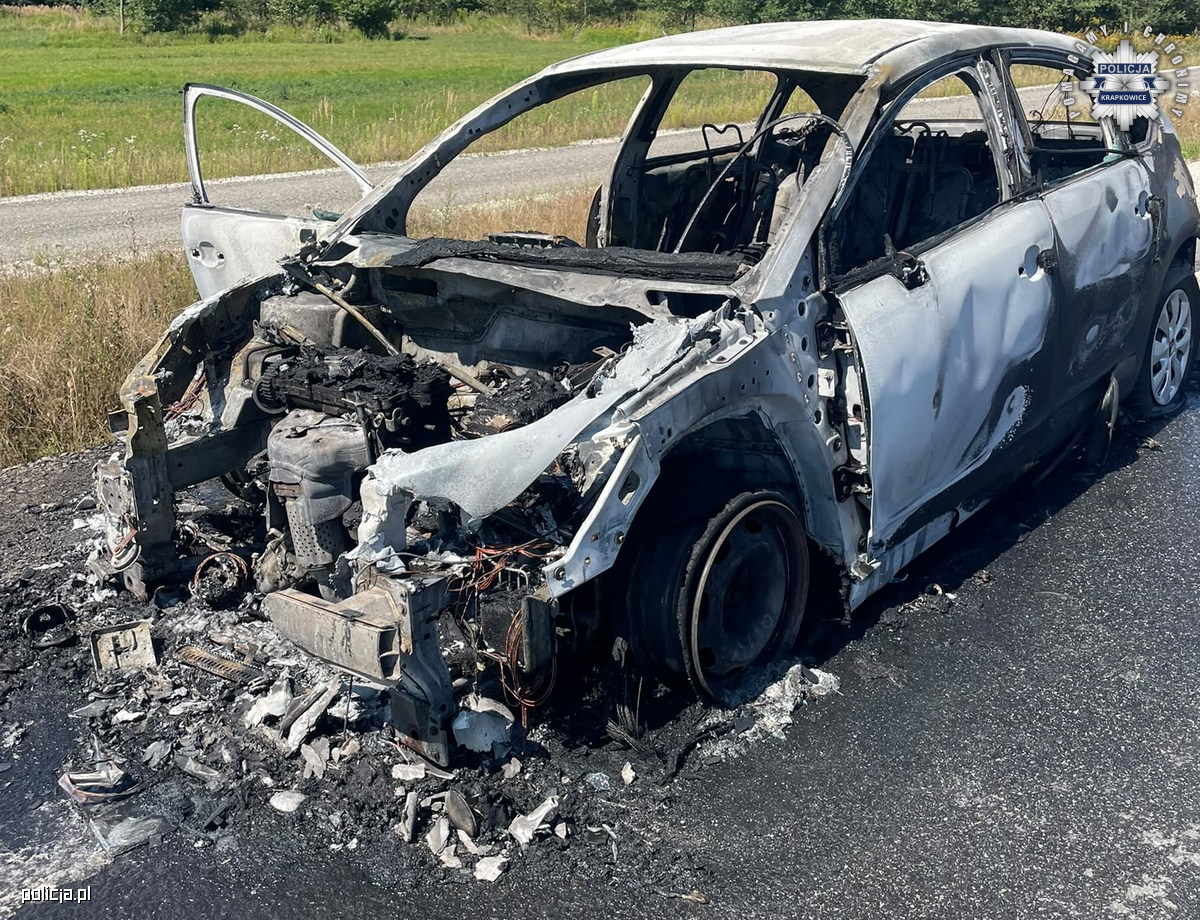Krapkowicka drogówka zapobiegła tragedii na DK45. Z płonącego auta ewakuowano dwoje seniorów