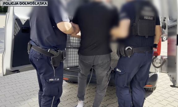 Policjanci zatrzymali dwóch pseudokibiców podejrzanych o pobicie i pozbawienie wolności mężczyzny
