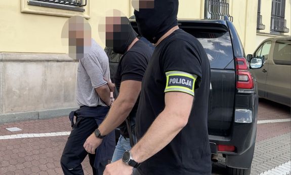 Zatrzymani Rosjanie, nielegalna broń palna i amunicja w mieszkaniu na Woli - efekt działań stołecznej Policji i CAT ABW
