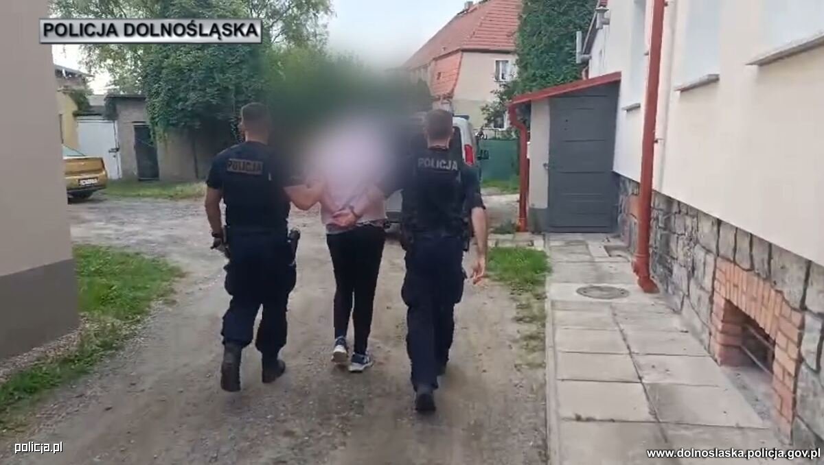 Usiłowanie rozboju na dworcu kolejowym, a w tle rozgrywki kibiców