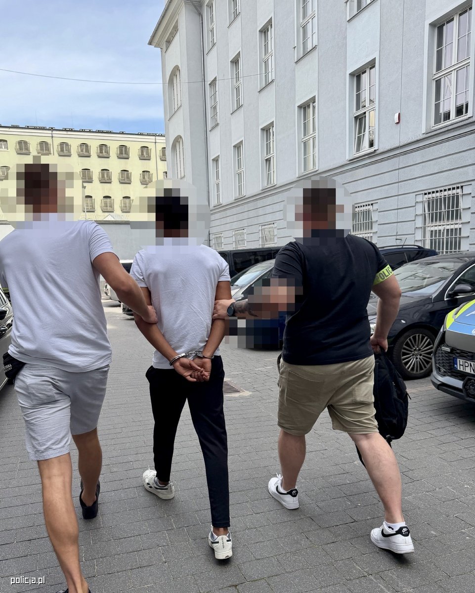 Obiecywał miłość, a później okradł ukochaną z biżuterii