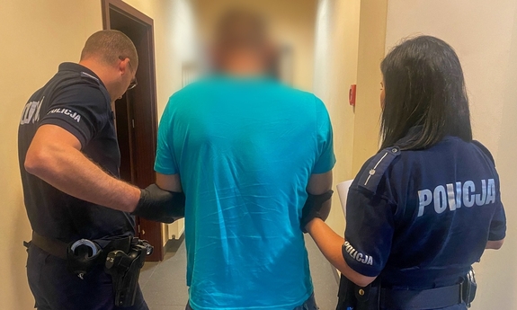 Poszukiwany 40-latek uszkodził siekierą zaparkowane samochody. Zatrzymali go dzielnicowi
