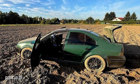 Uciekał przed policjantami, porzucił samochód i wskoczył do rzeki. 24-latek miał cztery sądowe zakazy prowadzenia pojazdów