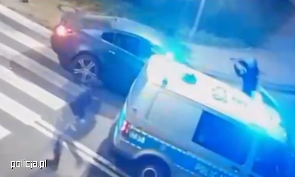 Udawał, że wykona polecenia policjantów, a później ucieczkę zakończył uderzając w budynek