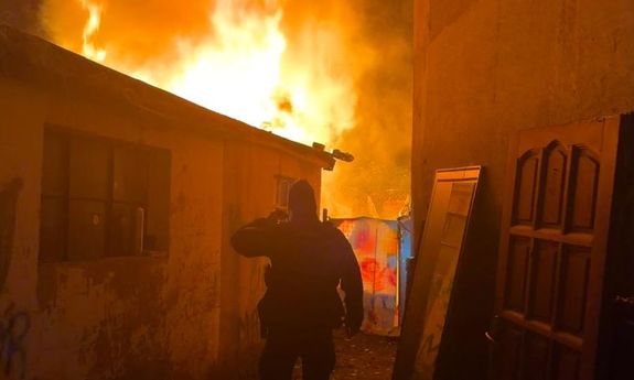 Jeleniogórscy policjanci ruszyli z pomocą podczas pożarów - ratowali ludzi i zwierzęta, a także nie dopuścili do wybuchu butli z gazem