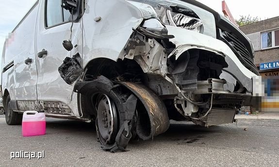 Ukradł busa kurierowi i próbował uciekać przed policjantami. 47-latek zatrzymany podczas dynamicznego pościgu
