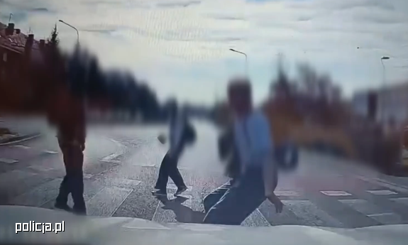 Policjanci apelują o ostrożność na przejściach dla pieszych. Nagranie ku przestrodze