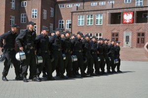 Pokaz musztry pododdziałów zwartych na placu apelowym Szkoły Policji w Słupsku