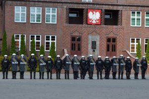 Pokaz musztry pododdziałów zwartych na placu apelowym Szkoły Policji w Słupsku