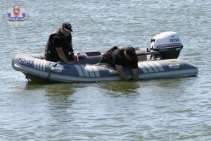 policjanci na łodzi szukają zaginionego