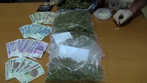 Zabezpieczony susz marihuany, tabletki ecstazy i pieniądze