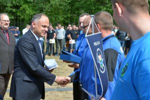 Nagrody policjantom z OPP Bydgoszcz wręcza minister Grzegorz Karpiński