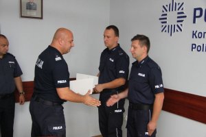 Komendant gratuluje policjantom