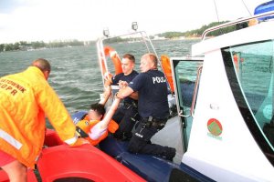Policjanci i WOPR podczas akcji ratunkowej, fot. Kamil Foryś