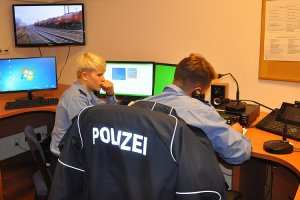Niemieccy słuchacze na stanowisku kierowania szkolnego Komisariatu Policji