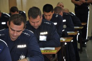Policjanci piszący test wiedzy