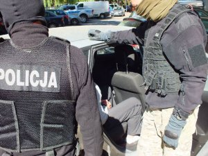 Zabezpieczona broń, amunicja i narkotyki – 7 osób zatrzymanych