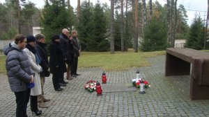 Na Polskim Cmentarzu Wojennym w Miednoje zapłonęły znicze i zabrzmiał Dzwon Pamięci