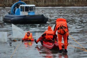 Ćwiczenia służb ratunkowych na lodzie