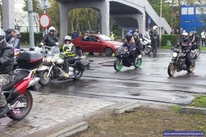policjanci zabezpieczają przejazd motocyklistów