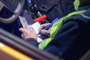 policjant przegląda dokumenty kierowcy